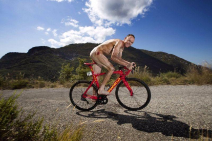 Chris Froome, desnudo sobre la bici roja conmemorativa de su triunfo en la Vuelta-MARC ASPLAND (THE TIMES)