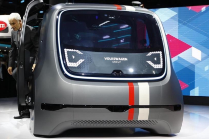 El consejero delegado de Volkswagen, Matthias Mueller, con uno de los nuevos vehículos eléctricos de la firma-KAI PFAFFENBACH