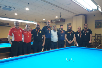 Camarero y Cortés, con camiseta roja, posan junto al resto de parejas medallistas y el representante de la RFEB. HDS