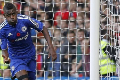 Ramires, el fichaje más caro del mercado de invierno, celebra un gol con el Chelsea, que lo ha vendido por 28 millones a la Jiangsu chino.-AFP / IAN KINGTON