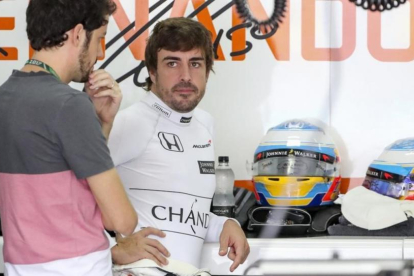 Fernando Alonso, en el box de McLaren-Honda en Sepang (Malasia)-EFE / DIEGO AZUBEL
