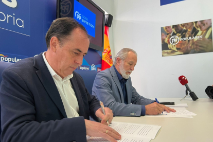 Serrano firma la fusión junto a De Miguel. HDS