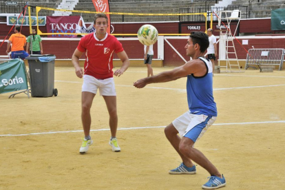 Dos jugadores durante un partido de voley plaza.-VALENTÍN GUISANDE