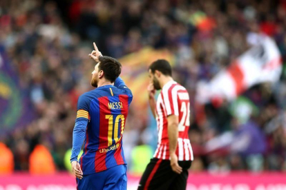 El delantero argentino del FC Barcelona Lionel Messi celebra su gol ante el Athletic, el segundo del equipo, durante el partido de la vigésima primera jornada de Liga que disputan en el estadio Camp Nou de Barcelona.-EFE