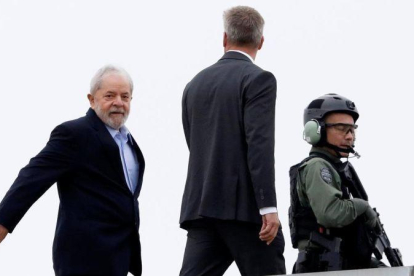 Lula, saliendo de la prisión.-REUTERS / RODOLFO BUHRER