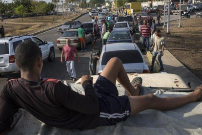 Venezolanos hacen cola para llenar los depósitos de sus coches en una gasolinera de Cabimas, el pasado 15 de mayo.-RODRIGO ABD (AP)