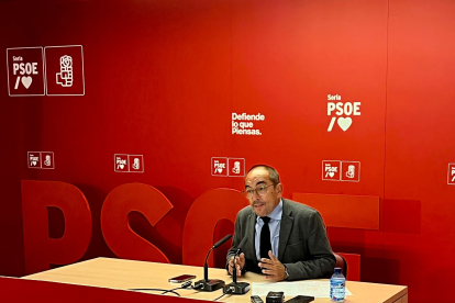 El secretario general del PSOE de Soria, Luis Rey, en rueda de prensa. HDS