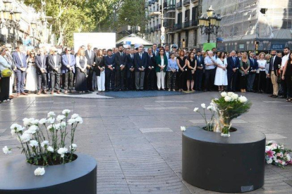 Homenaje a las víctimas de los atentados de Las Ramblas de Barcelona y Cambrils, en su segundo aniversario, con las autoridades al fondo.-JORDI COTRINA