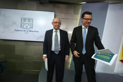 Los ministros Cristóbal Montoro y Román Escolano, el martes pasado.-/ DAVID CASTRO