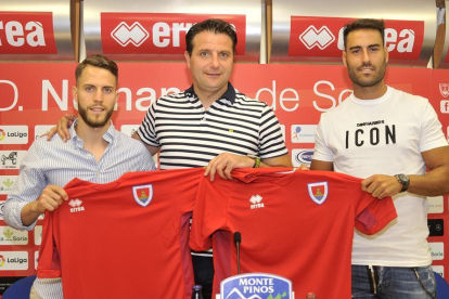 Iván Calero (i), César Palacios y Néstor Albiach (d), ayer durante la presentación de los dos refuerzos del Numancia para la actual temporada.-VALENTÍN GUISANDE