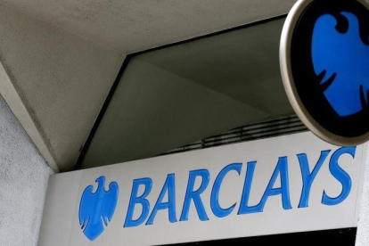 Barclays podría llegar a perder la licencia bancaria debido a sus supuestas prácticas con Qatar Holding en 2008.-KIRSTY WIGGLESWORTH (ARCHIVO)