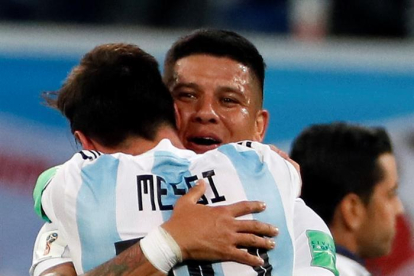 Messi y Rojo se abrazan tras el gol-ETTIENE LAURENT/ EFE
