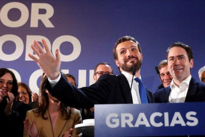 Pablo Casado saluda a los simpatizantes del PP, el domingo por la noche en el escenario que el partido colocó frente a la sede de Madrid.-EFE / CHEMA MOYA