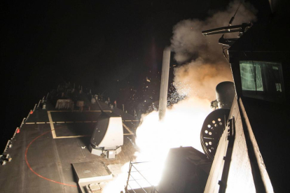 Imagen del lanzamiento de un misil contra una base siria desde el 'USS Ross' , esta madrugada.-REUTERS