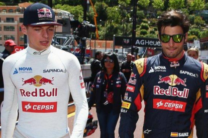 Max Verstappen y Carlos Sainz, juntos en sus tiempos jóvenes en Red Bull.-GETTY / MARK THOMPSON