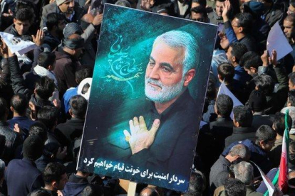Miles de personas participan en el cortejo fúnebre de Soleimani en Kerman, su ciudad natal.-AFP /  ATTA KENARE