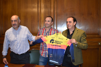 El Club Ciclista Ucero renueva su convenio de colaboración con la Diputación. HDS