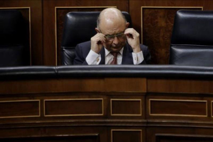 El ministro de Hacienda en funciones, Cristóbal Montoro, en un pleno del Congreso de los Diputados.-JOSE LUIS ROCA