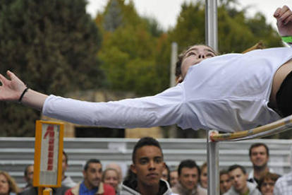 Una saltadora en la exhibición de ayer en plaza de Herradores. / Diego Mayor-