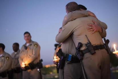 Agentes de policía que formaron parte del dispositivo de Las Vegas, en un acto conmemorativo.-AFP / DREW ANGERER