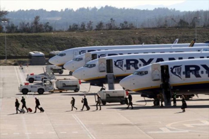 Pasajeros de Ryanair desembarcan de uno de los aparatos de la compañía en el aeropuerto de Girona.-CLICK ART FOTO / JOAN CASTRO