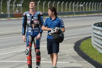 El piloto de Ducati Loris Baz, tras la caída producida en el test de Sepang.-AFP / MOHD RASFAN