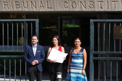 La portavoz nacional de Ciudadanos, Lorena Roldan, y los diputados Edmundo Bal y Sara Giménez, este miércoles en el Constitucional-EFE (PACO CAMPOS)