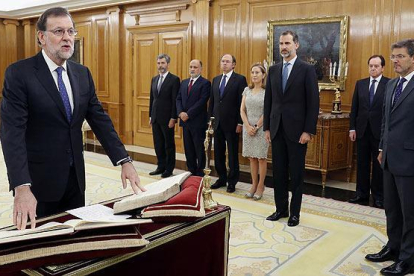 Rajoy jura su cargo de presidente ante el Rey.-EFE