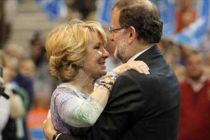 Mariano Rajoy y Esperanza Aguirre en el mitin de cierre de campaña electoral en Madrid.-Foto: JOSÉ LUIS ROCA