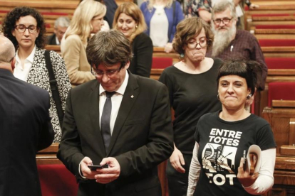 Carles Puigdemont, president de la Generalitat, junto a Anna Gabriel de la CUP tras el pleno del Parlament.-JULIO CARBÓ