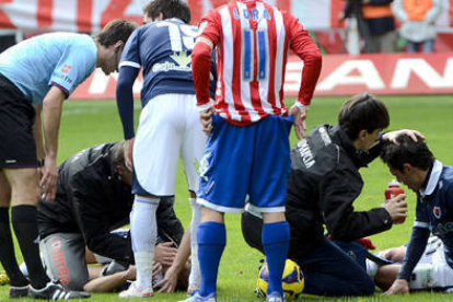 Adrián Ripa cayó lesionado en el transcurso del encuentro ante el Sporting. / ÁREA 11-