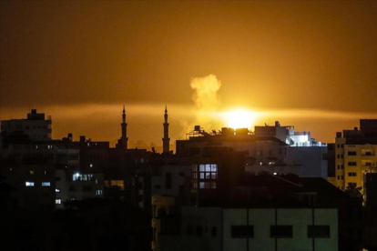 Una explosión en la ciudad de Gaza, tras la incursión de la aviación israelí.-MAHMUD HAMS