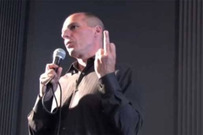 Fotograma   Vídeo del programa de la TV alemana en que se le muestra a Varoufakis la grabación en que se le ve haciendo una peineta a Alemania.-Foto: YOUTUBE