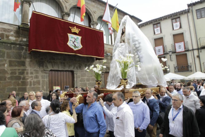 La Virgen de los Remedios procesionó cubierta por un plástico para evitar que se mojara con la lluvia.-L.A.T.