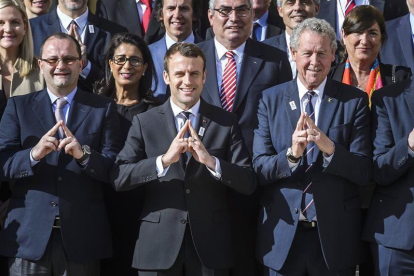l presidente galo, Emmanuel Macron (c), posa para una foto con los miembros de la comisión de evaluación del Comité Olímpico Internacional (COI) tras una reunión en París (Francia) hoy, 16 de mayo de 2017.-EFE