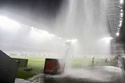 El partido de fútbol entre el Niza y el Nantes que debía disputarse en el estadio Allianz Riviera fue suspendido a causa de la lluvia torrencial.-AFP / VALERY HACHE