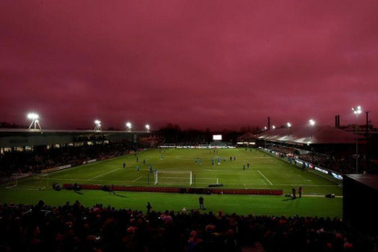 El cielo se vuelve lila durante un partido del Tottenham en Gales.-MATTHEW CHILDS