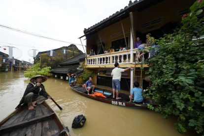 Las inundaciones que ha provocado el tifón Damrey en la ciudad turística de Hoi An, en la costa central de Vietnam /-AFP / STR (AFP)
