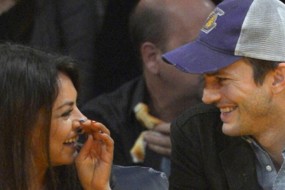 Mila Kunis y Ashton Kutcher, en el 2014.-AP / MARK J. TERRILL