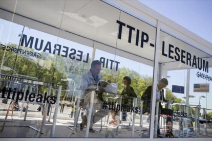 Sala de lectura de documentos del TTIP filtrados por Greenpeace, instalada en Berlín, el pasado 2 de mayo.-EFE / KAY NIETFELD