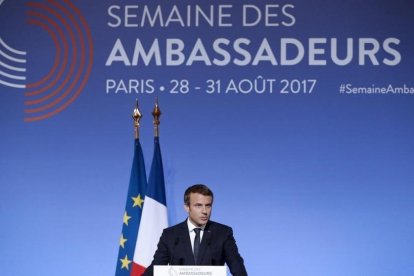 Macron, durante su discurso ante los embajadores de Francia.-EFE / YOAN VALAT