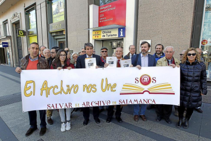 La Asociación Salvar el Archivo de Salamanca entrega las firmas en la Delegación del Gobierno de Cataluña en Madrid.-ICAL