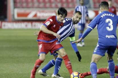 Markel protege el balón ante un jugador del Lorca en el partido de la primera vuelta en Los Pajaritos.-LUIS ÁNGEL TEJEDOR