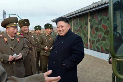 Kim Jong-un visita a una unidad del Ejército de Corea del Norte, el pasado diciembre.-Foto: AFP / KNS