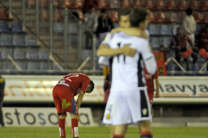 Un jugador del Numancia se lamenta por la oportunidad perdida ante el Mallorca.-DIEGO MAYOR