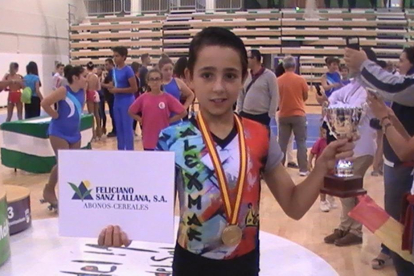 Héctor Díez Severino con la medalla y el trofeo de campeón de España.-CEDIDA