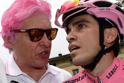Tinkov, teñido de rosa, cuando Contador le dio a su equipo el Giro del 2015.-AP / DANIEL DAL ZENNARO