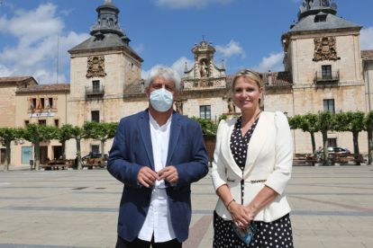 Luis Cuesta junto a Ainhoa Arteta en la plaza Mayor. ICAL
