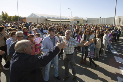 Familiares de afectados por los despidos planteados por la dirección de Nissan de Ávila concentrados a las puertas de la factoría-Efe