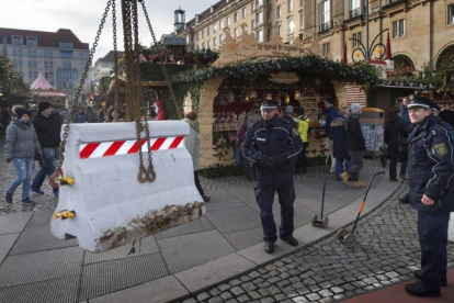 Barreras de hormigón para proteger un mercadillo navideño en Dresde.-EFE / ARNO BURGI